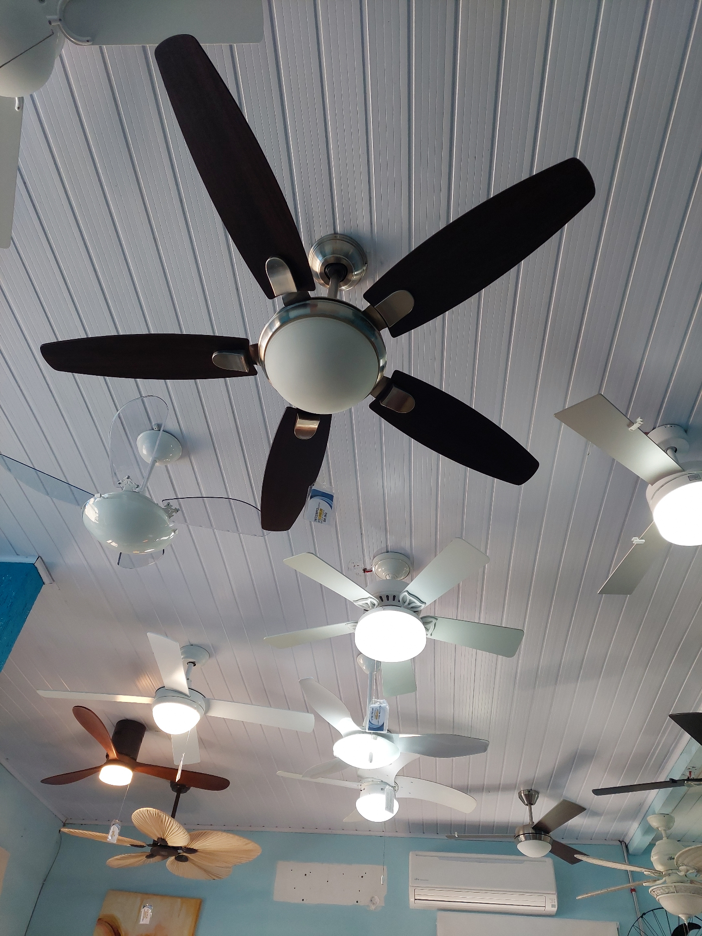 Showroom da Via Vento & Ventipeças com ventiladores de teto expostos